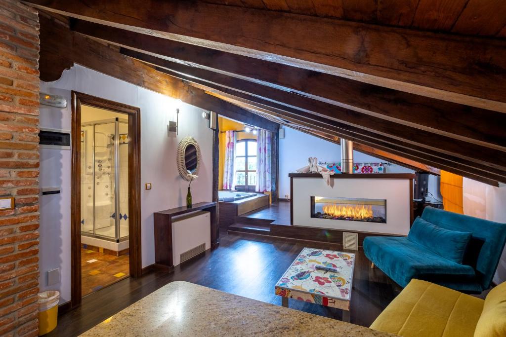 habitacion tematica posada santillana del mar